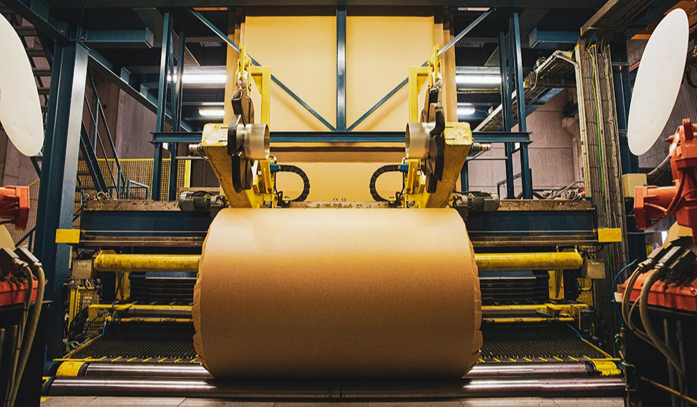 Papierfabriek papiermachine in beeld
